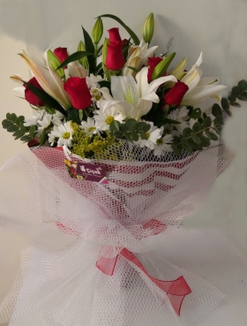 kokulu lilyum ve kırmızı üller